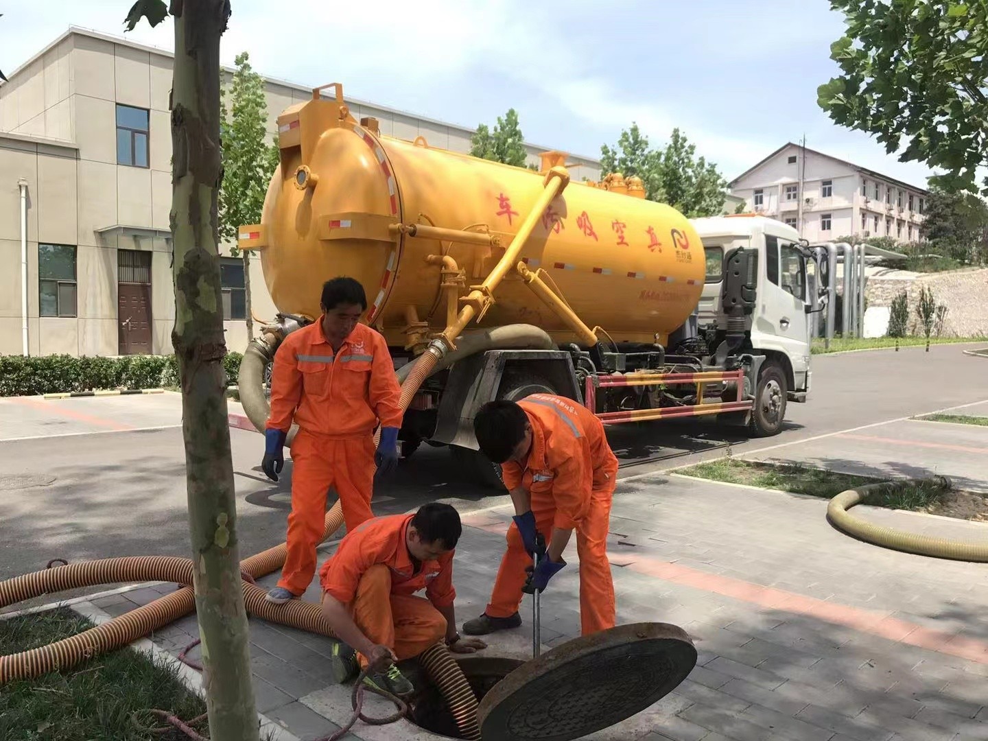 惠城管道疏通车停在窨井附近